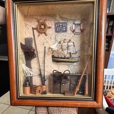 Boîte à ombres nautiques avec bateau, roue de navire et corde décor maritime