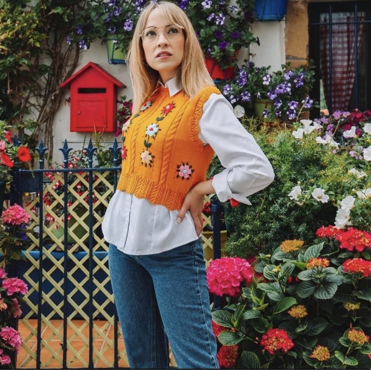 ◎ vintage flower embroidered knit vest Floral Embroidered Knit Vest