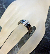 Bague ceramique noire sertie de 4 diamants  sur or blanc 18K  poincon  750  T49