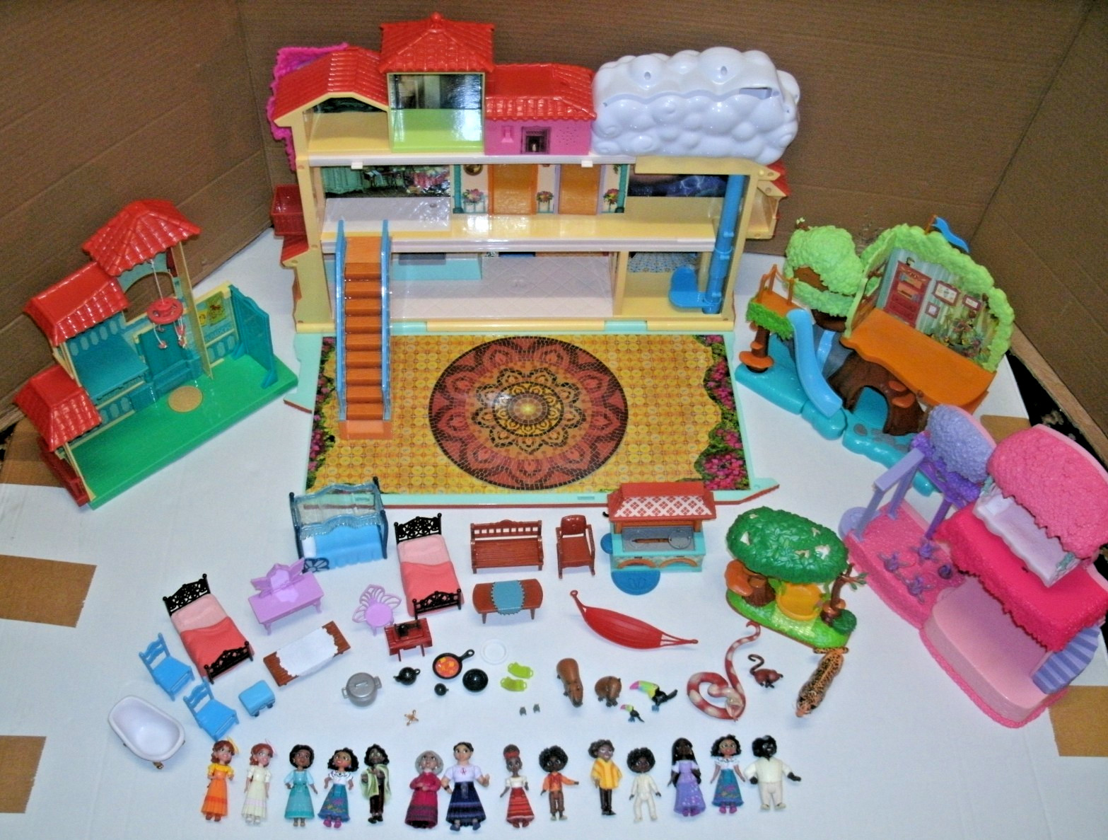 Disney Encanto Magical Casa Madrigal House Juliete Kitchen plus Others Bundle