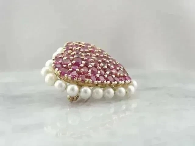 Broche broche redondo simulado de 2 quilates con corazón de rubí rojo y perla chapado en oro amarillo de 14 k Foto 4 de 4