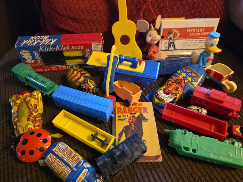 VINTAGE TOY  COLLECTION~Twenty Five  Pieces ~ 50s ~ and 60s
