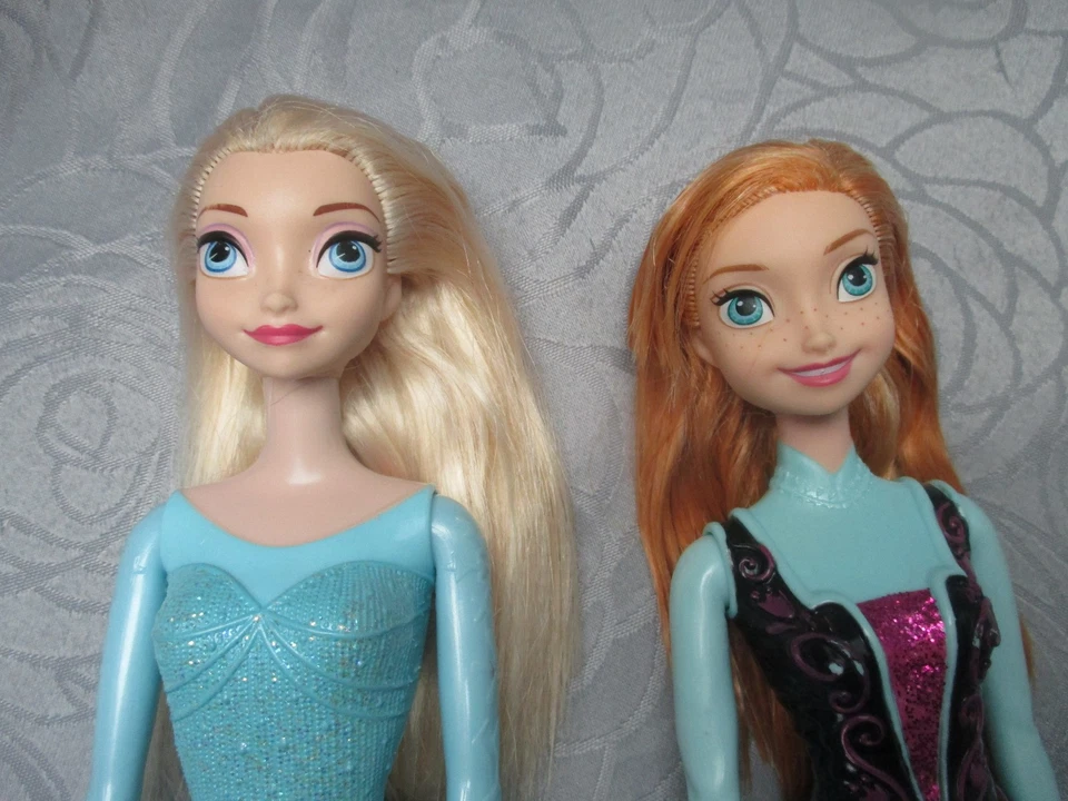 Barbiepuppen: Anna und Elsa, mit aufgedruckter Kleidung - Bild 2 von 3