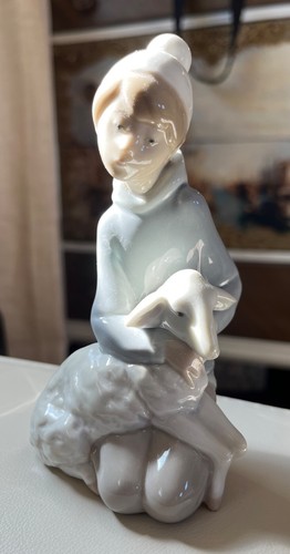 Lladro Figurine 4676 Shepherd with Lamb, 6" Boy with Sheep Glossy New w/o Box - Picture 2 of 4