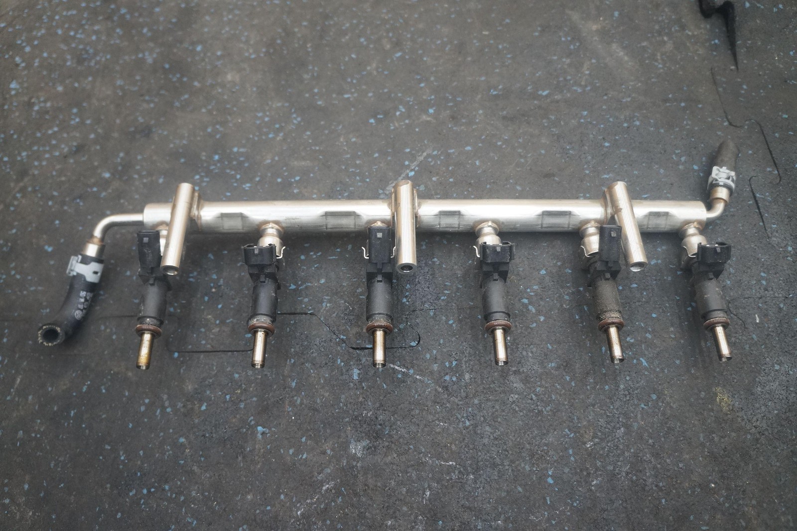 Right Fuel Injection Rail Pipe 6 Injector 07P133315C 07P906031B Bentley Bentayga