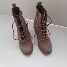 Universal Thread Womens Size 6 Tan Side Zip Ankle Boots Stacked Heel