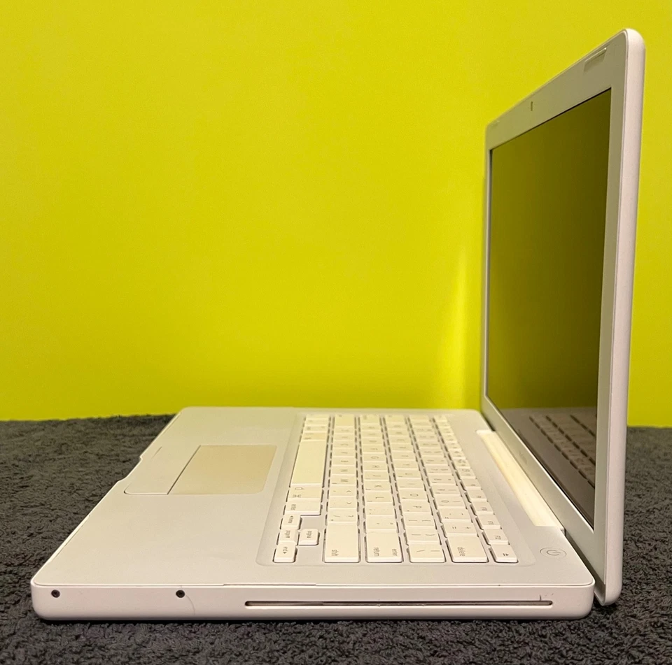 Vintage 2006 Apple MacBook 13.3" Laptop White Intel Core 2 Duo 1gb RAM No OS - Image 4 of 4