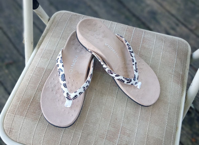 Vionic Dillon Flip Flop Womens Size 6.5 Leopard  Print Patent Leather Sandals