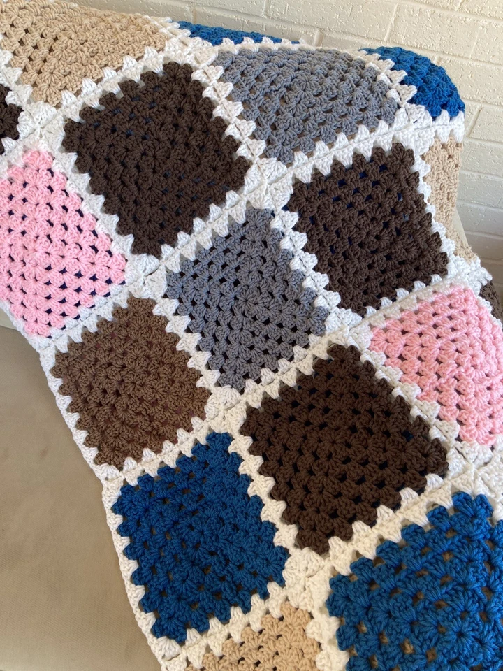 "NUEVO-hecho a mano ganchillo afgano abuela cuadrado multicolor y blanco aprox 60"" X 44""" Foto 2 de 4