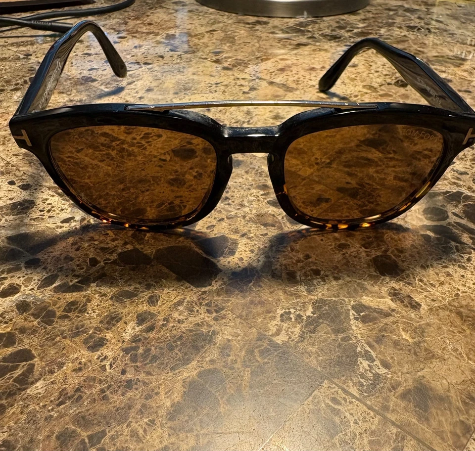 Очки солнцезащитные Tom Ford Holt TF 516 с коричневой оправой и линзами - Изображение 2 из 4