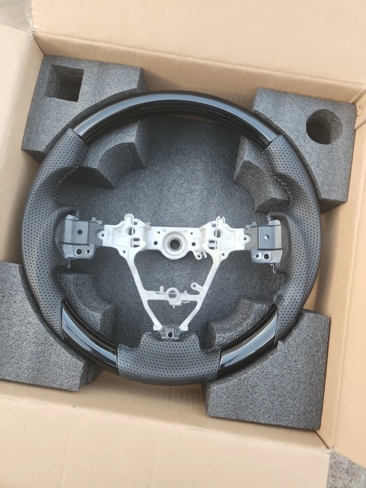 Volante de fibra de carbono Toyota Rav 4, (2013-2018) Foto 2 de 4