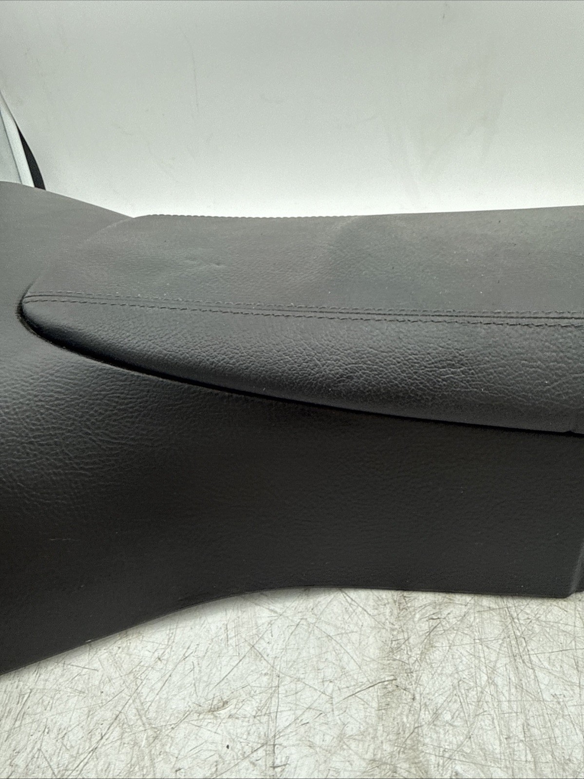 05-13 CHEVROLET CORVETTE C6 FRONT CENTER CONSOLE ARM REST LID ASSEMBLY BLACK OEM