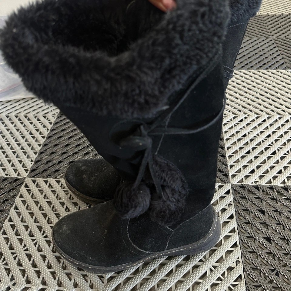 Botas de inverno BareTraps camurça preta acabamento de pele sintética detalhes Pom Pom tamanho 6M - Imagem 3 de 4