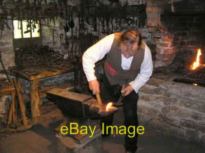 Foto 6x4 Schmied bei der Arbeit, Ulster American Folk Park Knockmoyle Bild c2005
