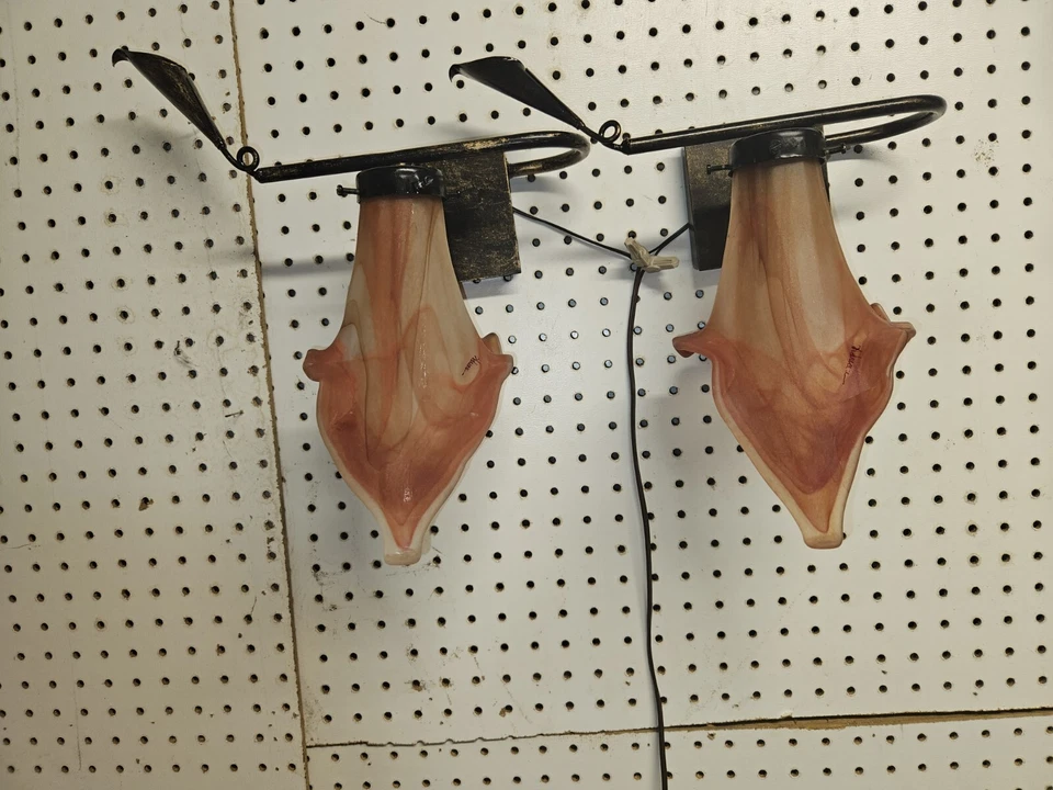 Aplique de vidrio soplado a mano Art Deco con hierro forjado firmado ADNAN Europa Post 1956 Foto 3 de 4