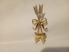 Joan Rivers Signed Gold Tone Heart , Arrows & Ribbon Pin/ Brooch 3 In Pretty!