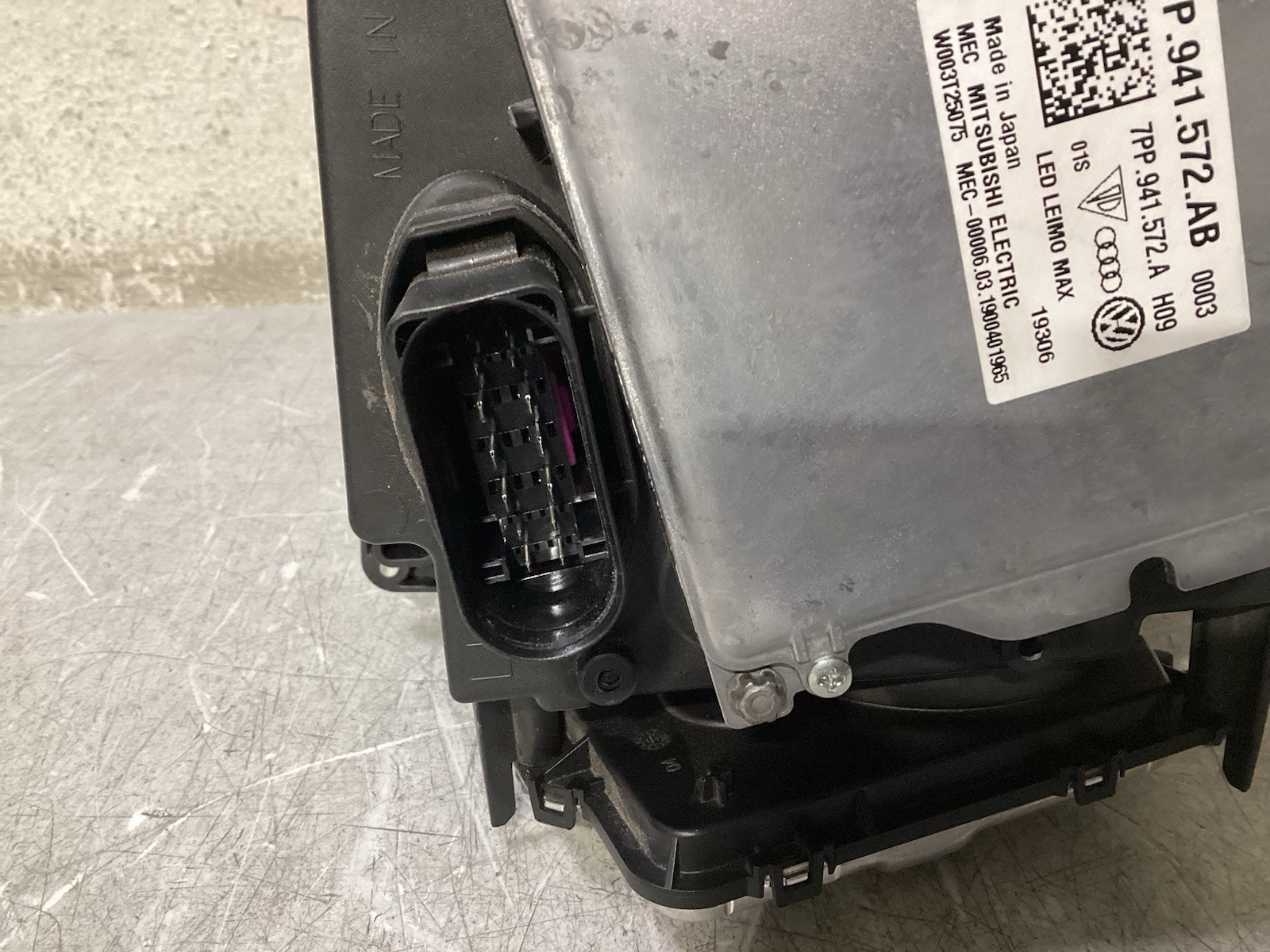 2017-2019 2020 Bentley Bentayga Left Headlight Used OEM 36A.941.005.L  Complete
