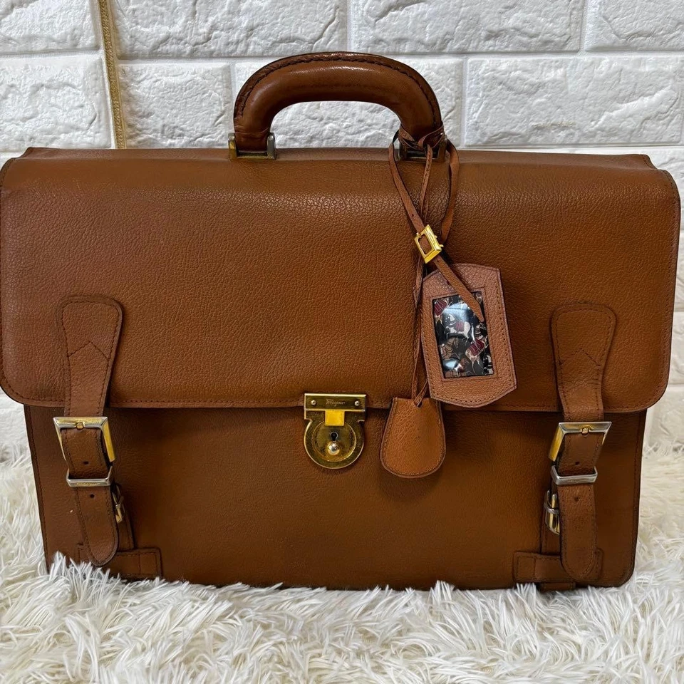 Maletín Salvatore Ferragamo de cuero negro liso patrón negro con sólido Foto 2 de 4