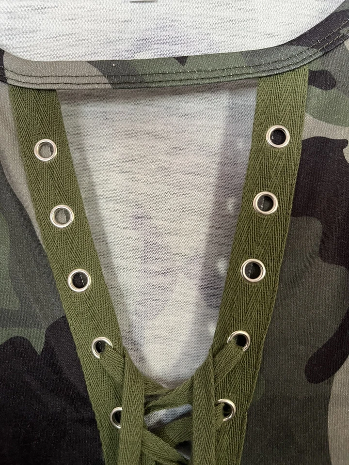 Top pulóver recortado cuello con cordones estampado camuflado gris mediano talla M para mujer.  Nuevo Bonito Foto 3 de 4
