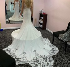 Allure Bridal wedding dress size 2, never worn, perfect condition