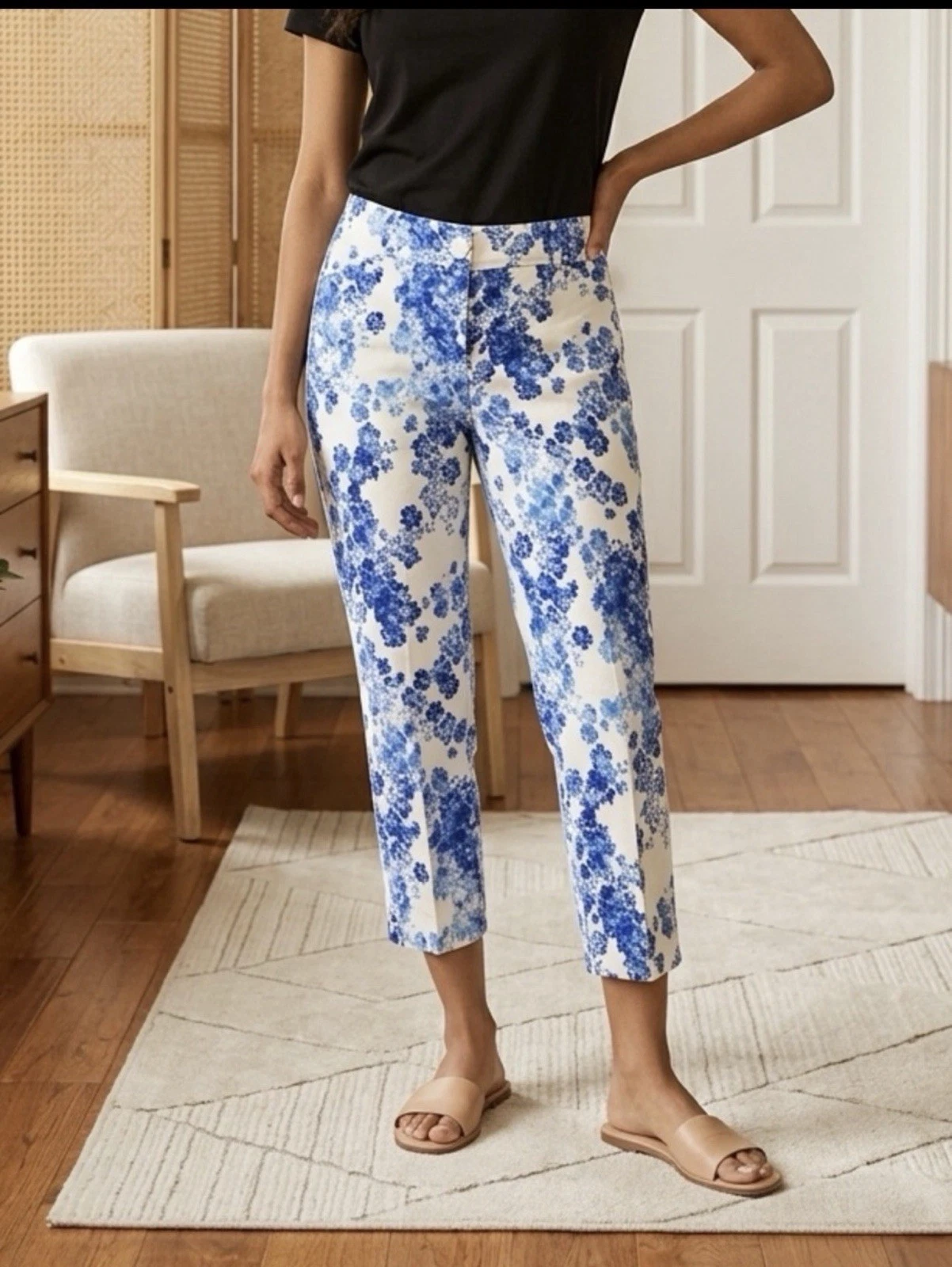 NWT. Counterparts Women’s White Blue Floral Slimming Capri Pants - Size 6