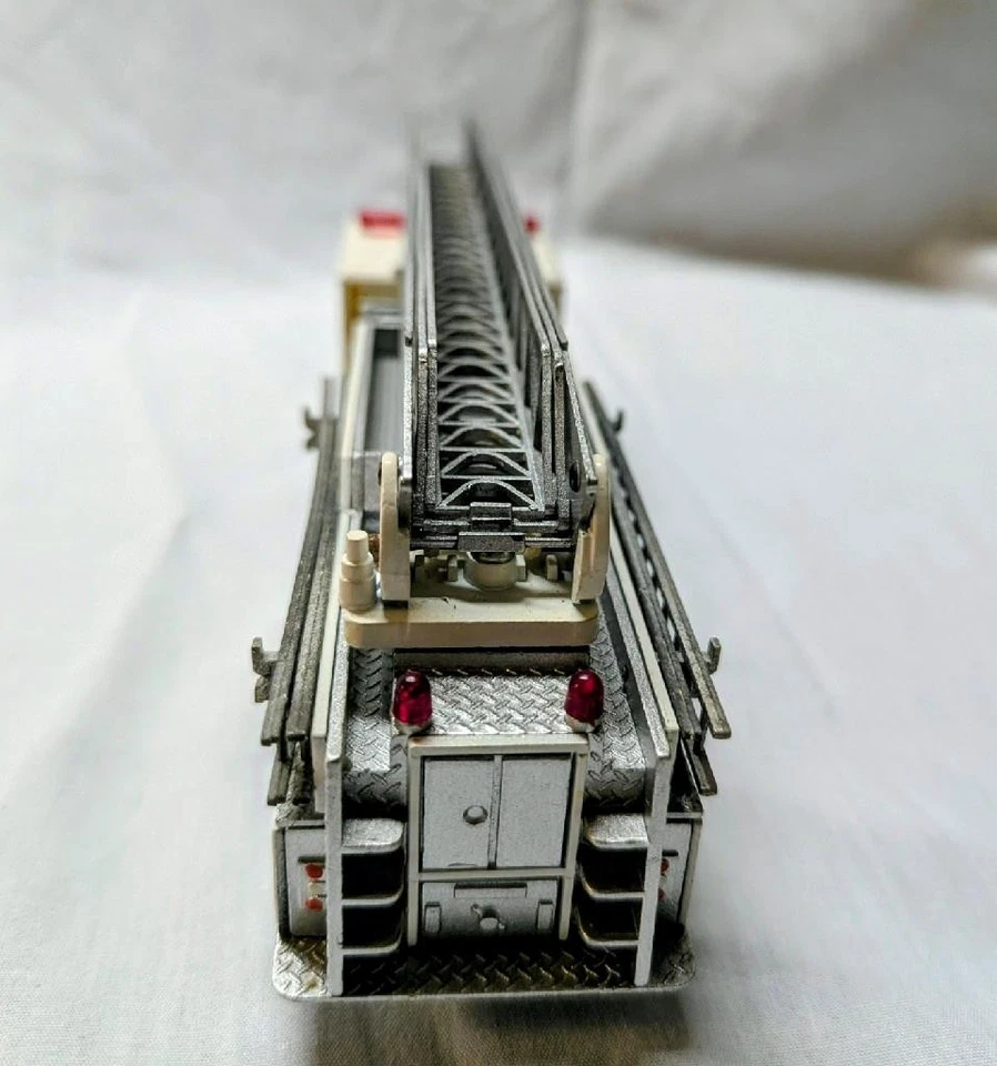 CONRAD E-One 80' quint three-section w/four ground ladders, two axle White #5506 - Image 3 of 4