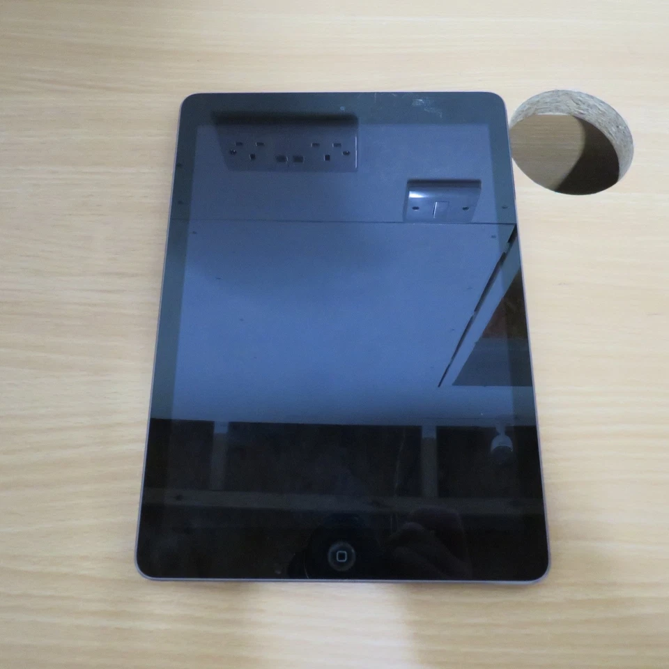 Apple iPad Air Wifi 9.7" 1GB RAM For Spares Not Working Locked - Image 3 of 4