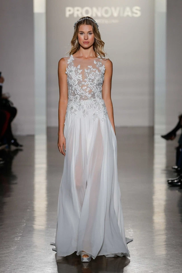 Vestido de novia Pronovia's Nadia efecto tatuaje encaje blanco roto talla 6 etiqueta callejera 10 Foto 2 de 4