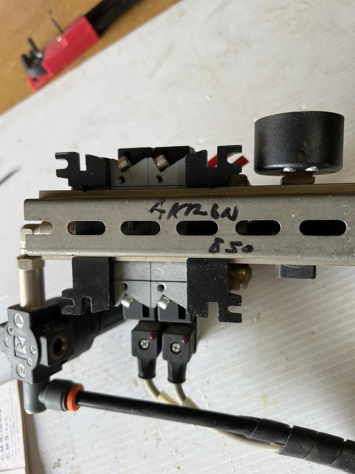 Válvulas Pneumax P/N 2435. Canteadora Biesse Akron 850 52,00,39,62 montaje Foto 3 de 4