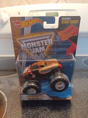 Monster Mutt Hot Wheels Monster Jam 1:64 Truck With Stunt Ramp #08 2015