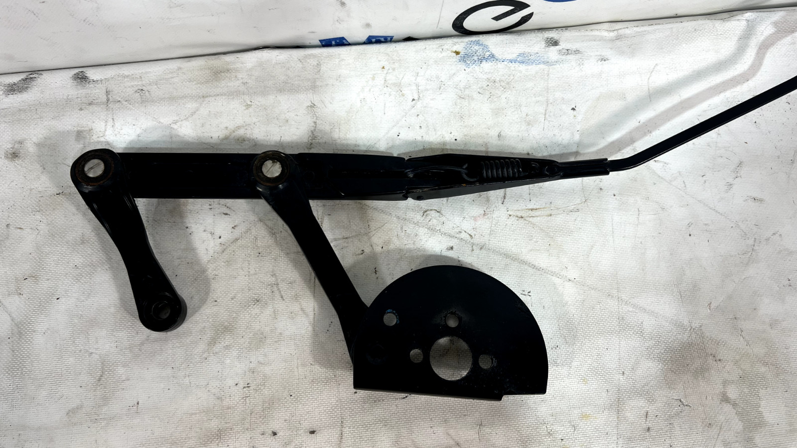 ASTON MARTIN V8 VANTAGE WINDSHIELD RIGHT SIDE WIPER  OEM 2011🔵