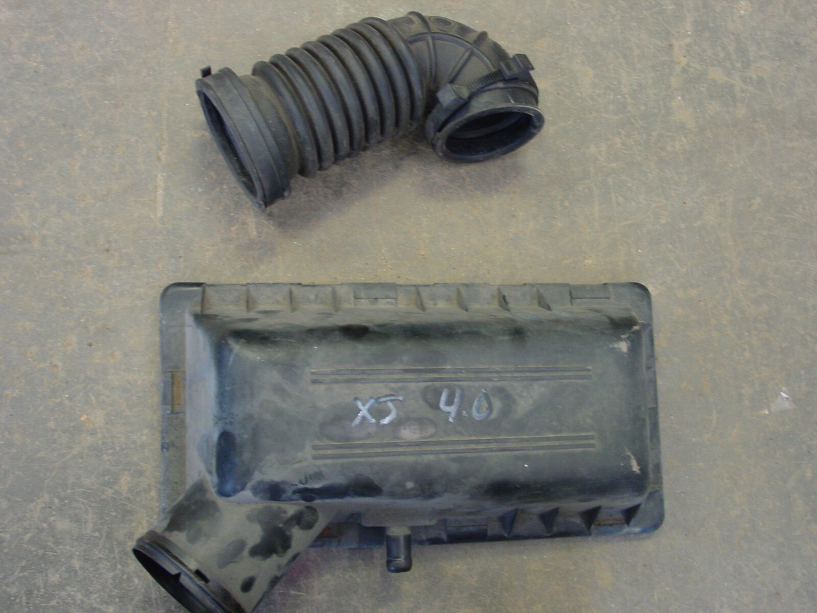 9701 Jeep Cherokee XJ Air box cleaner base , lid, intake tube Filter