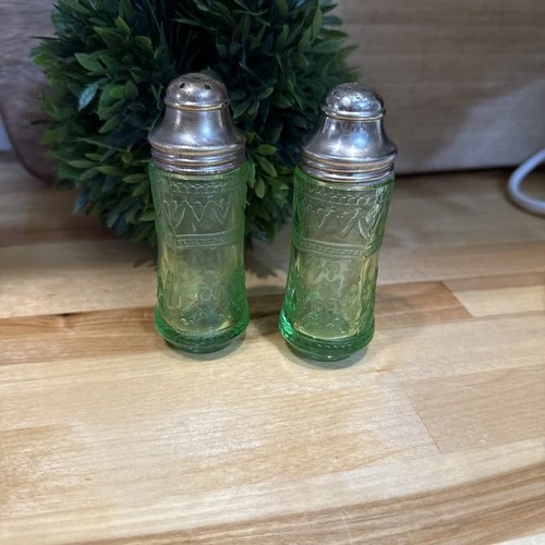 Federal Patrician Spoke Green Salt & Pepper Shakers Uranium Glass - UV GLO VTG