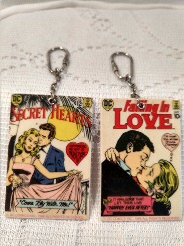 DC Comics Portachiavi 1986 Set di 2 Cuori Segreti e Innamorarsi Vintage - Foto 4 di 11