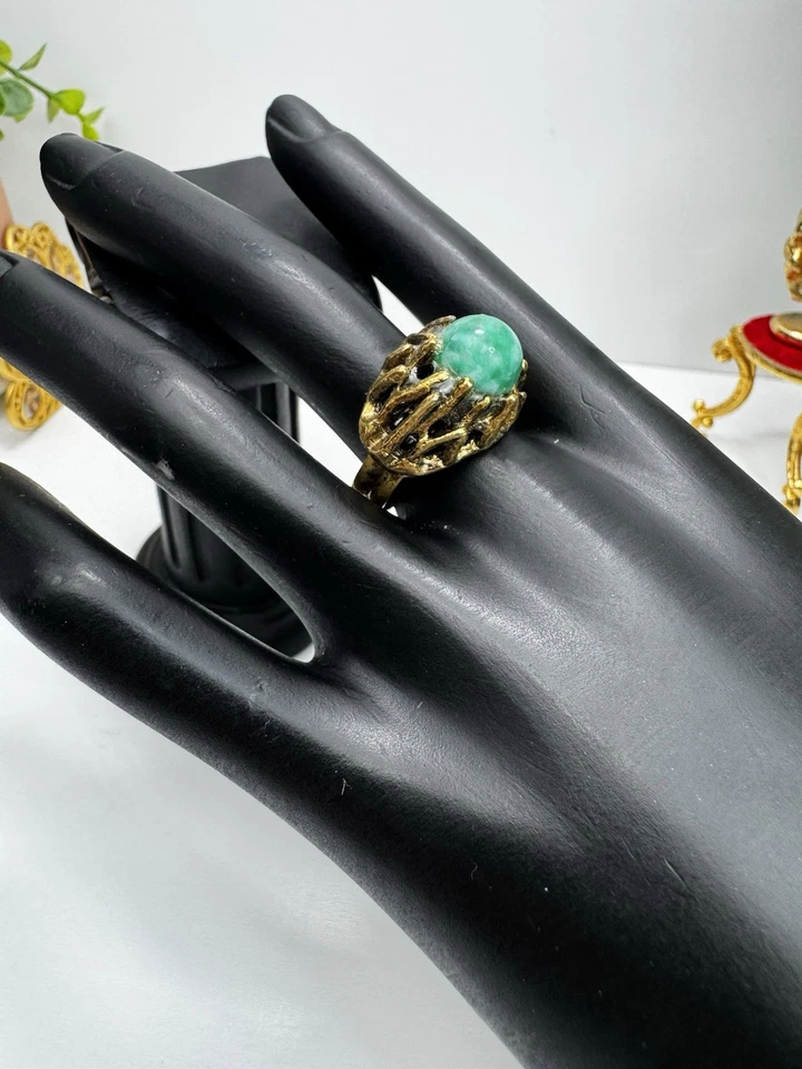 Anillo de doble banda de latón brutalista vintage con orbe de vidrio verde tamaño 8,5 Foto 2 de 4