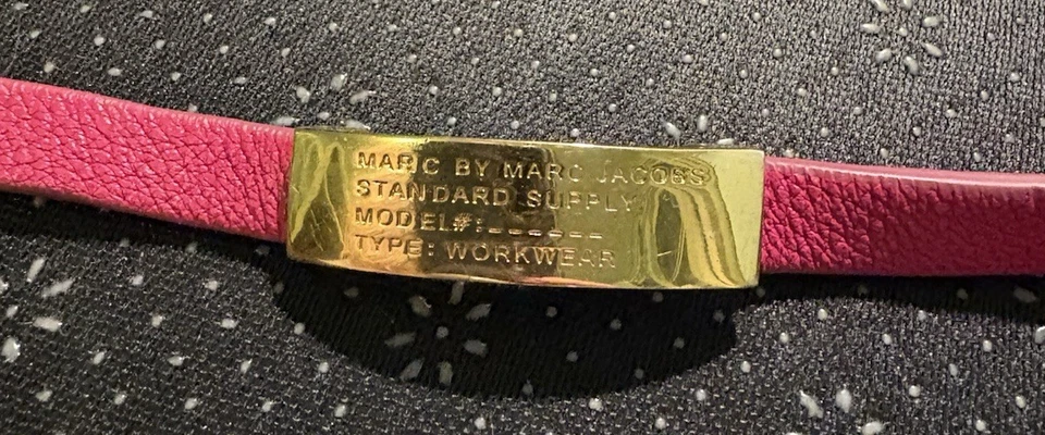 Pulsera de cuero rosa oscuro tono dorado Marc by Marc Jacobs Standard Supply 6-7" Foto 2 de 4