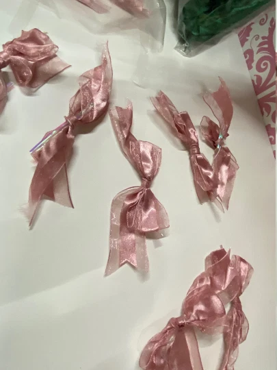 Juego de 48 lazos preatados torcidos corbata rosa oscuro arcos de malla satinada para regalos Foto 2 de 4