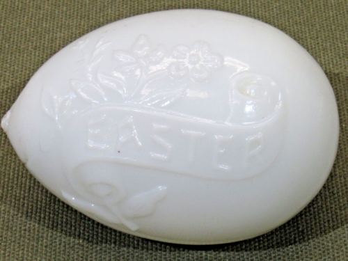 Vintage verre à lait soufflé à la main œuf de Pâques design en relief - Photo 1/6
