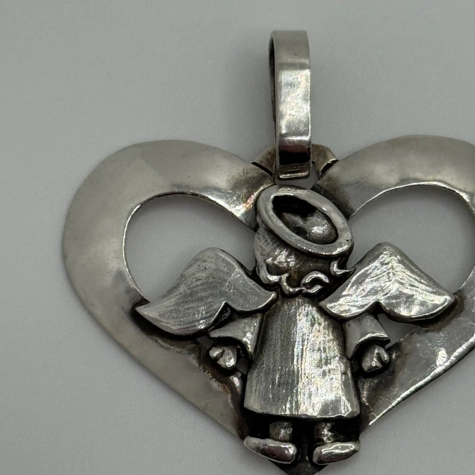 Colgante Jeep Collins de plata de ley con forma de corazón de ángel Foto 4 de 4