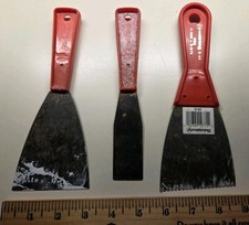 Lot de trois grattoirs diable rouge