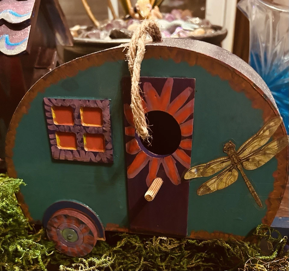 Casa para pájaros de madera estilo retro RV. Foto 2 de 2