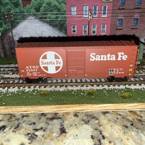 Cartelera InterMountain Railway HO RTR 45415-0140’ PS-1 Sgl Door Boxcar Santa Fe | Zustand: New
