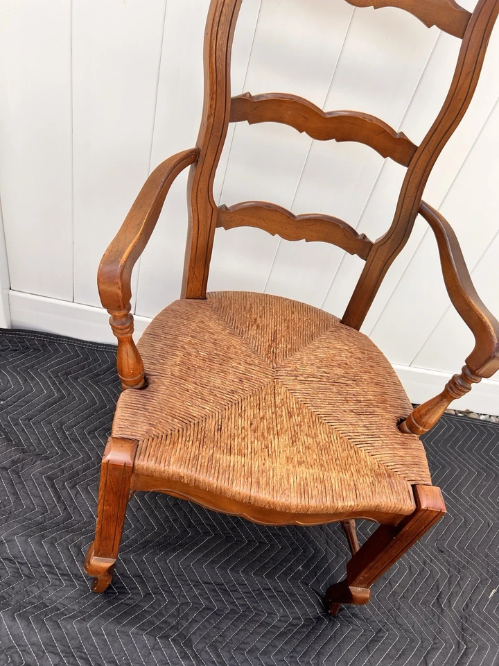 Silla con brazo de comedor con respaldo de escalera estilo campestre francés Drexel años 50 asiento apresurado de colección Foto 4 de 4