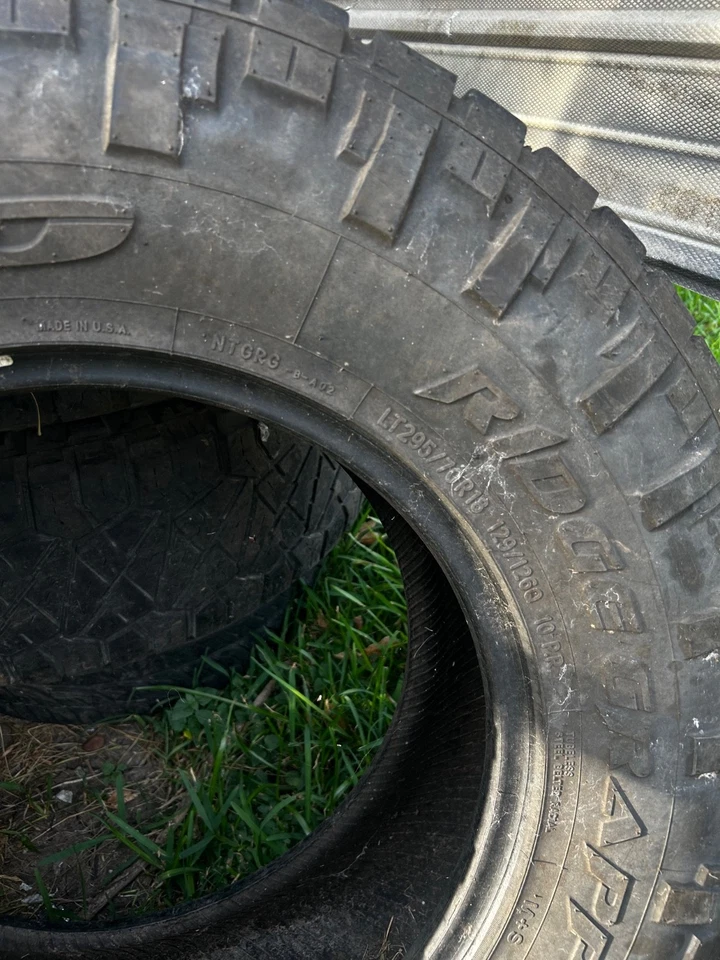 (4) : Pinza nitto terra 295/70r18 usada. Foto 2 de 4