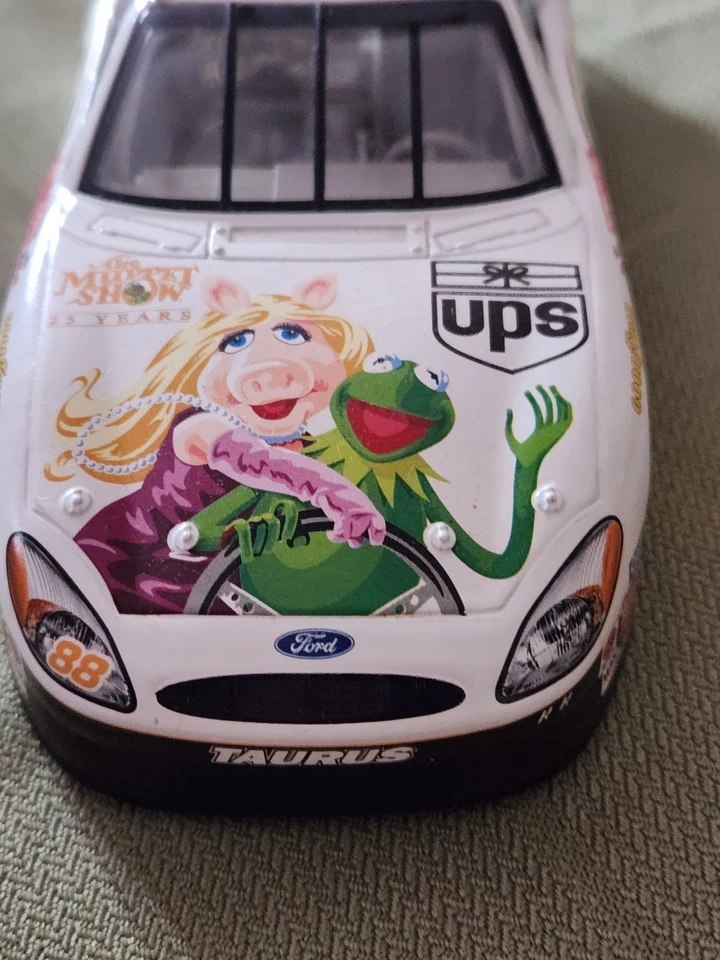 De colección - 2002 NASCAR Dale Jarrett # 88 The Muppet Show 25 años 1:24 coche UPS Foto 2 de 4