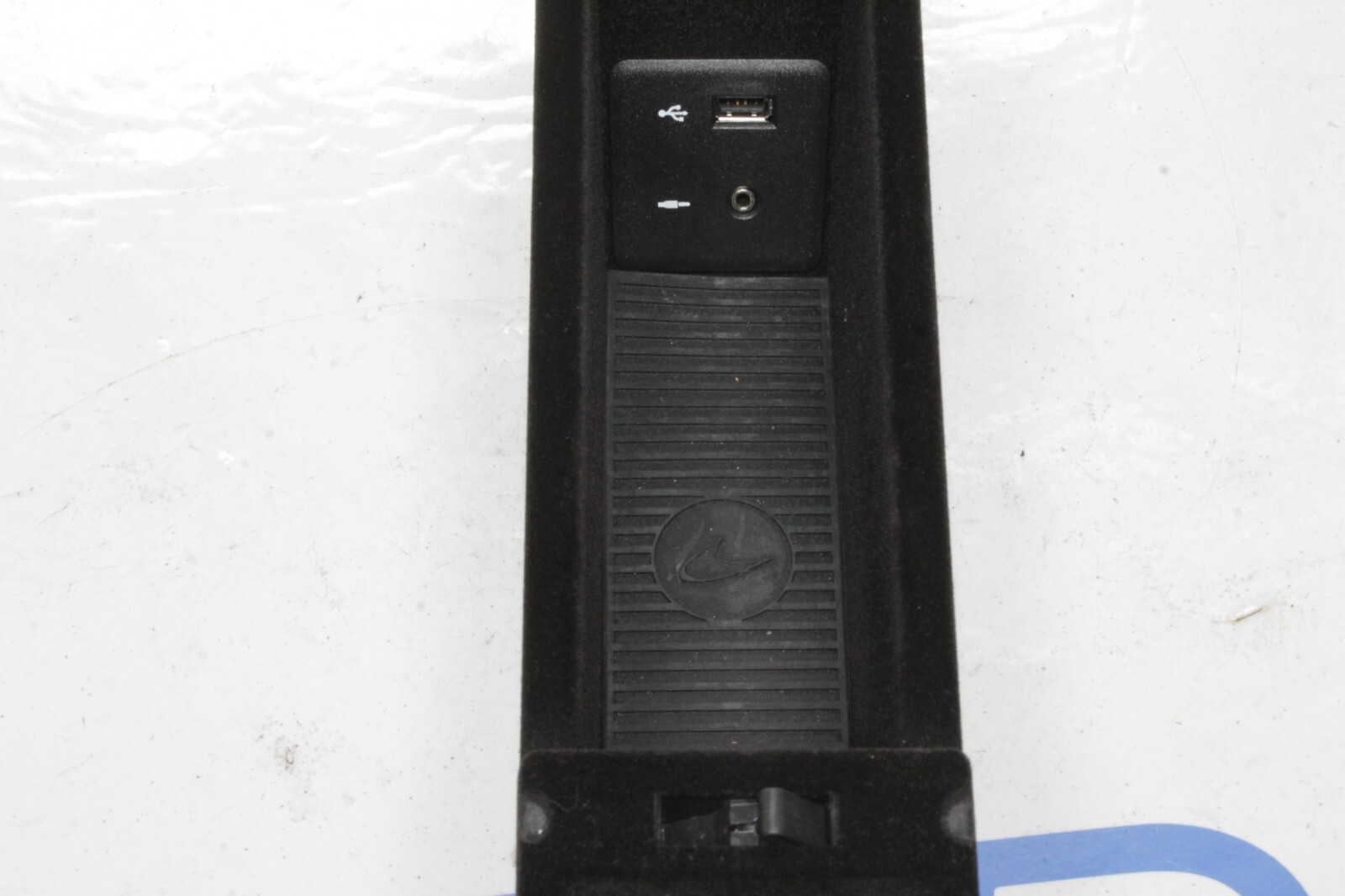 12-14 MCLAREN MP4-12C 570 650 OEM CENTER CONSOLE CUBBY AUX AND USB 11N1828CP0010