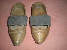 ANCIENNE PAIRE DE SABOTS EN BOIS POUR ENFANT SCULPTE COLLECTION VINTAGE