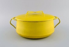 Jens H. Quistgaard (1919-2008), Denmark. Pot à couvercle en émail jaune vif.