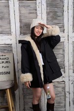 Parka Nero Con Interno In Pelliccia Sintetica Morbida E Collo Voluminoso CF57031