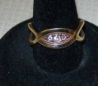 Vtg  Avon Gold Tone 1980 Sparkling Ribbon 3 Accent Rhinestone Ring Sz 8-8 1/2